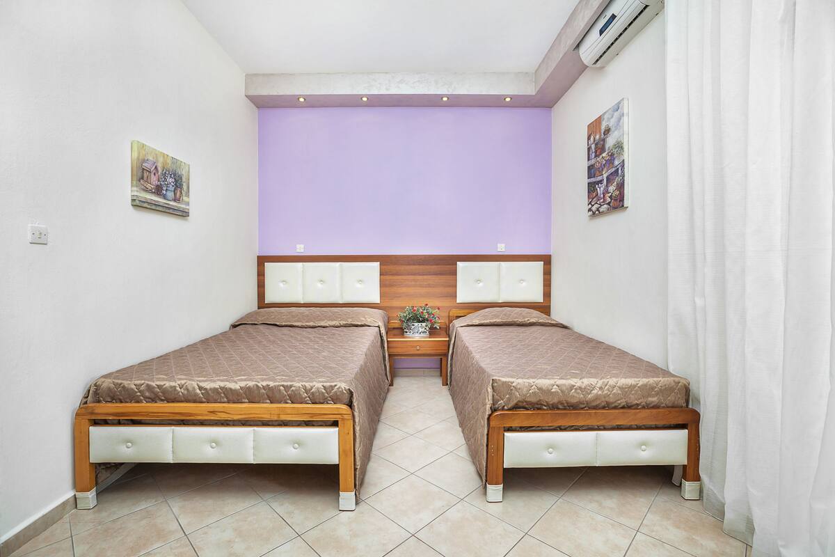 Free cribs/infant beds, free WiFi