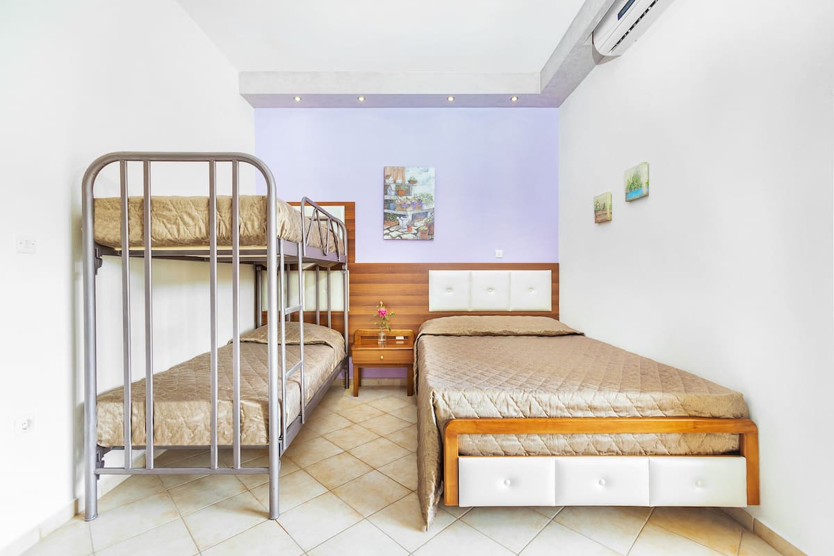 Family Studio | Free cribs/infant beds, free WiFi