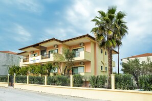 Fassade der Unterkunft – Abend/Nacht