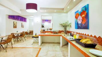 Daily continental breakfast (EUR 5 per person)