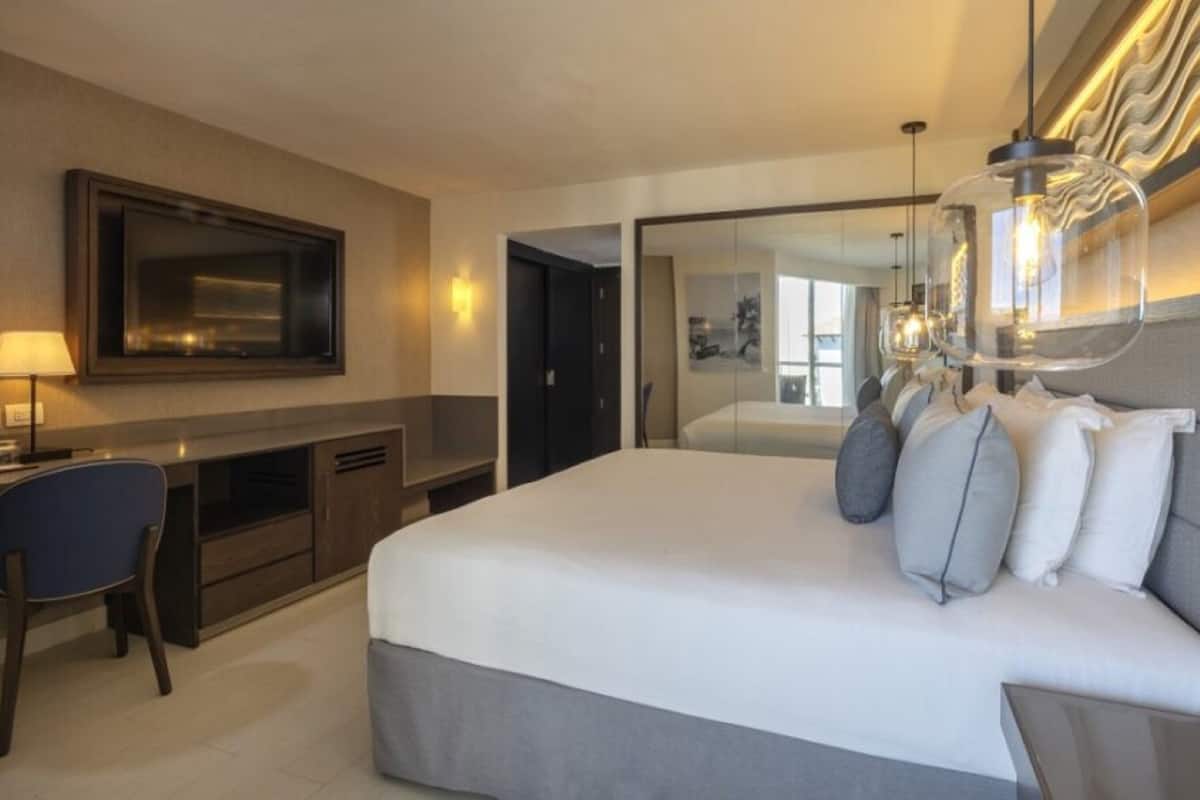 Premium bedding, pillowtop beds, minibar (free items), in-room safe