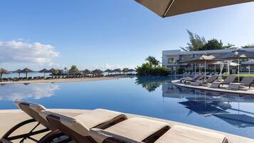 3 outdoor pools, free cabanas, sun loungers