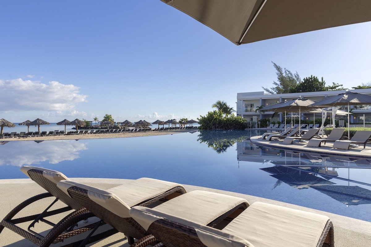 3 outdoor pools, free cabanas, sun loungers