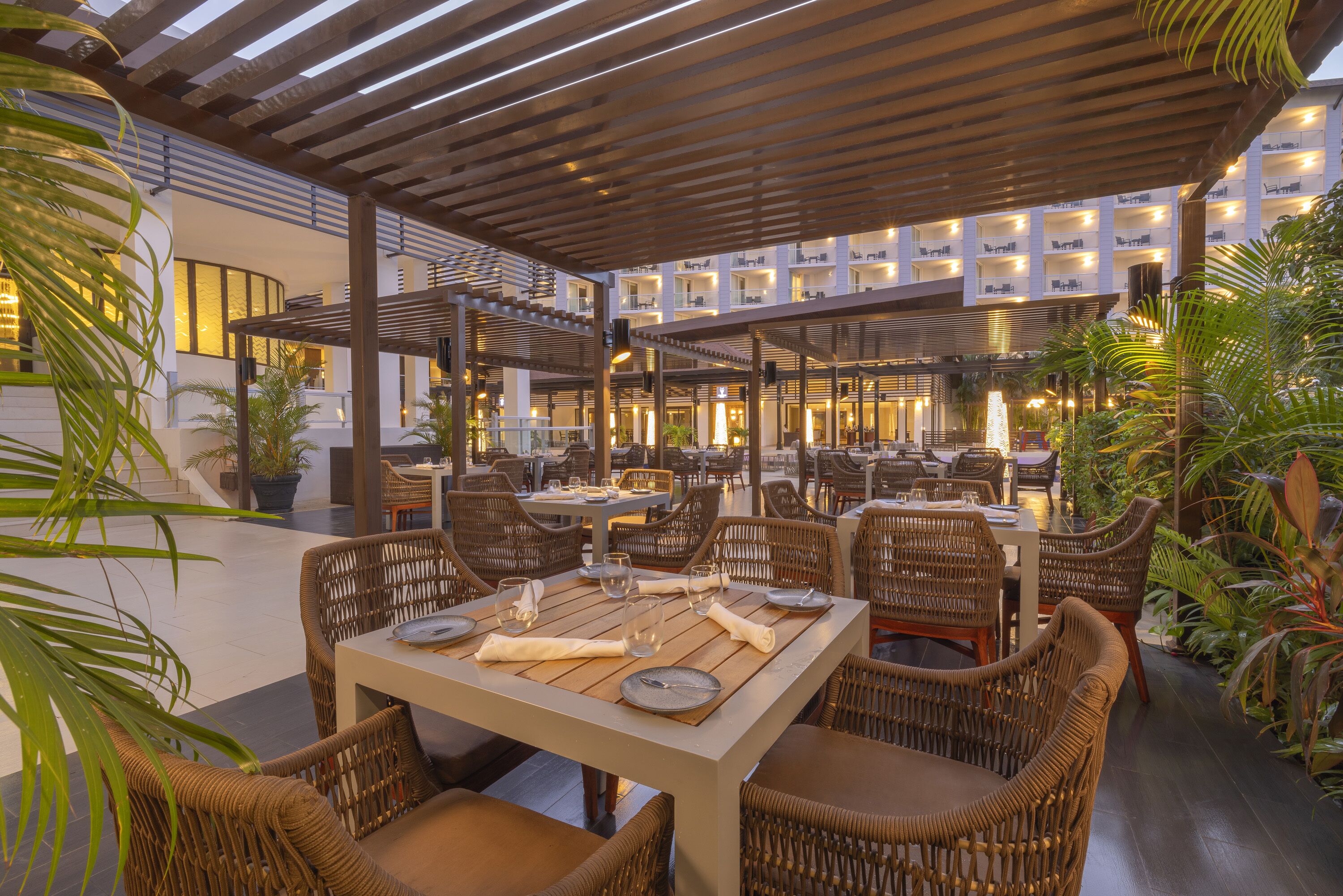 11 restaurants, breakfast, lunch, dinner served; seafood 