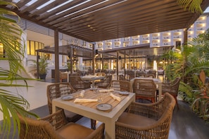 11 間餐廳;供應早餐、午餐、晚餐;海鮮