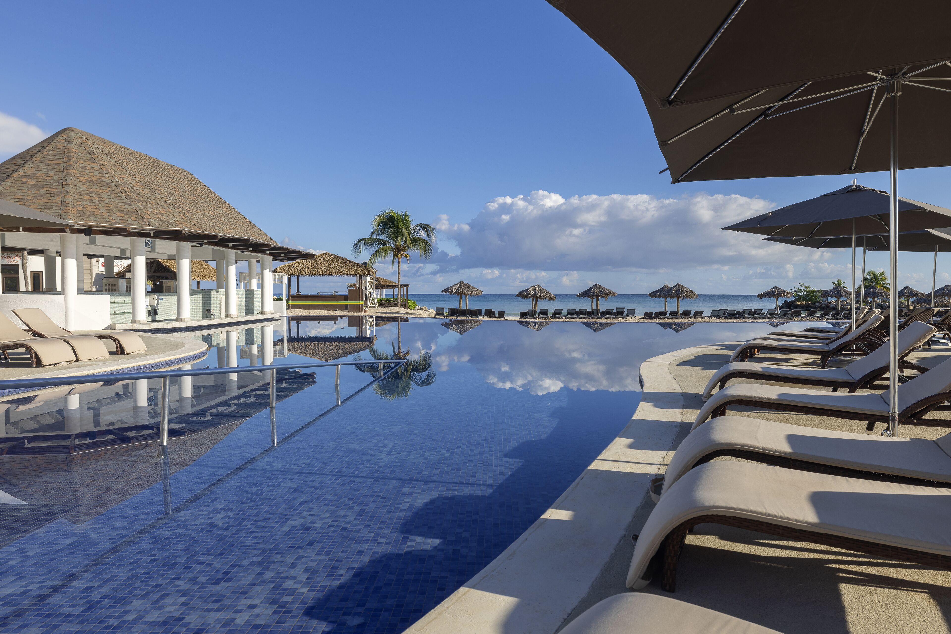 3 outdoor pools, free cabanas, sun loungers