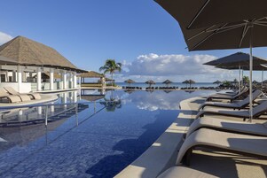 3 piscinas al aire libre, camas de piscina gratis