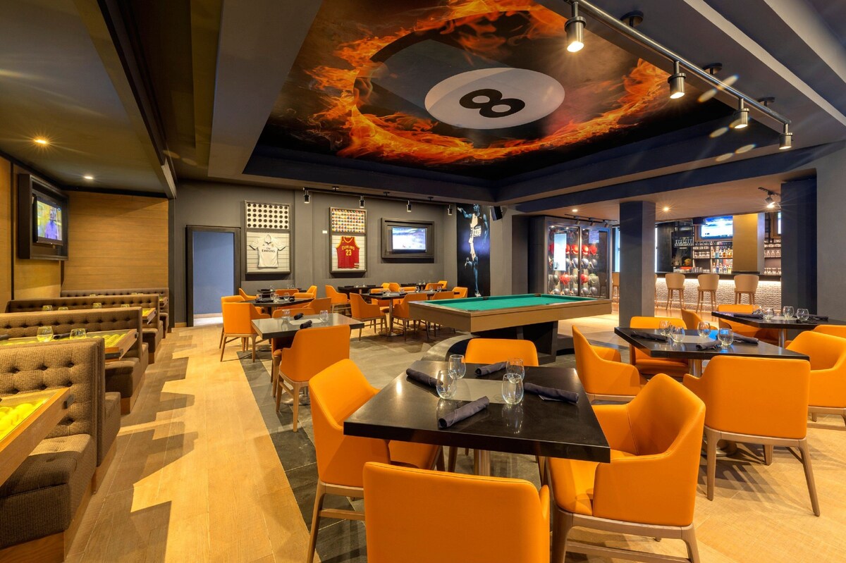 11 bars/lounges, 2 poolside bars, beach bar