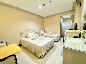 Suite | Pillow-top beds, minibar, in-room safe, iron/ironing board