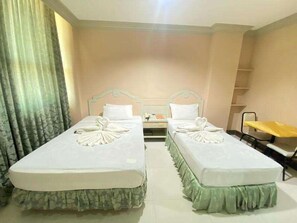 Suite | Pillowtop beds, minibar, in-room safe, iron/ironing board