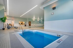 Indoor pool - Radisson Hotel & Conference Centre Calgary Airport (Calgary)