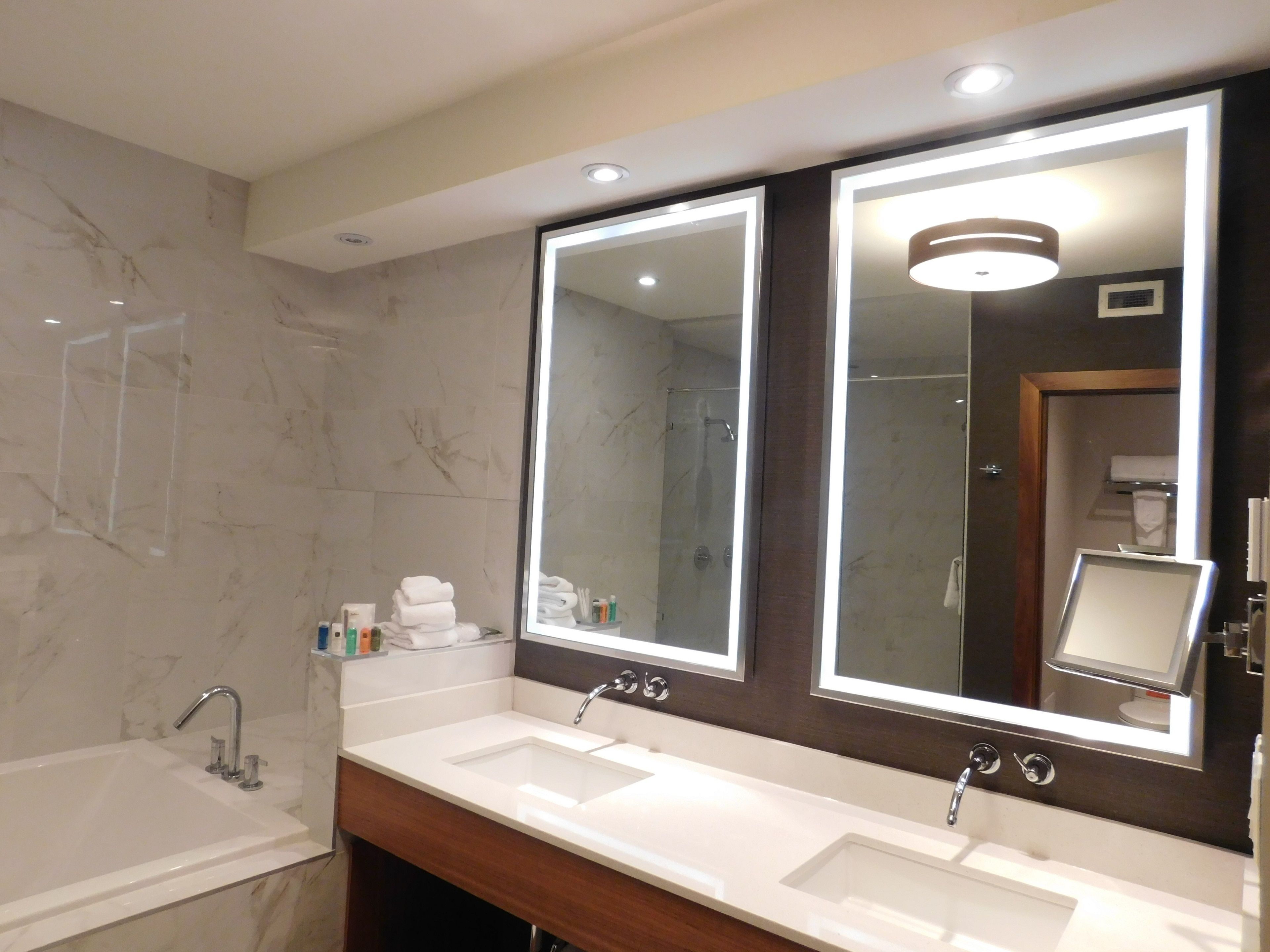 Een douche, gratis toiletartikelen, een haardroger, handdoeken