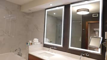 Een douche, gratis toiletartikelen, een haardroger, handdoeken