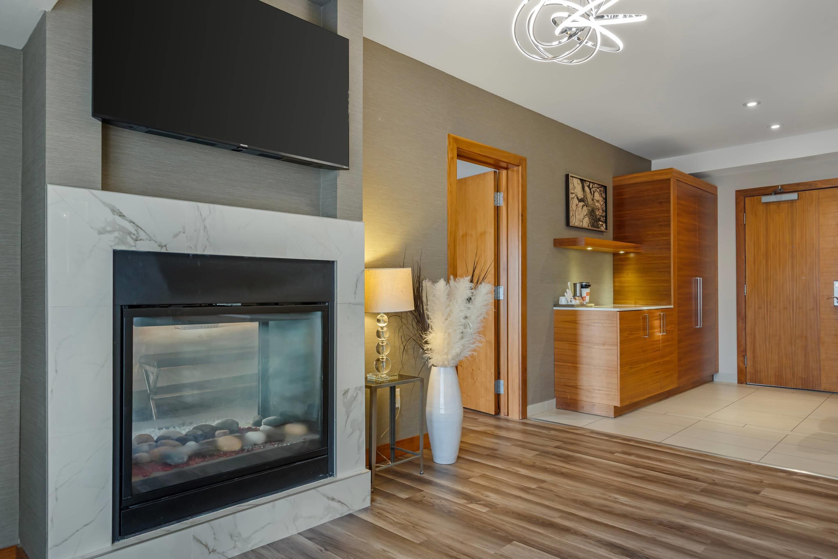 Suite, 1 King Bed, Non Smoking | Premium bedding, in-room safe, desk, laptop workspace