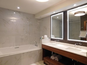 Suite, 1 Bedroom, Non Smoking, Jetted Tub (1 Kingbed) | Bathroom