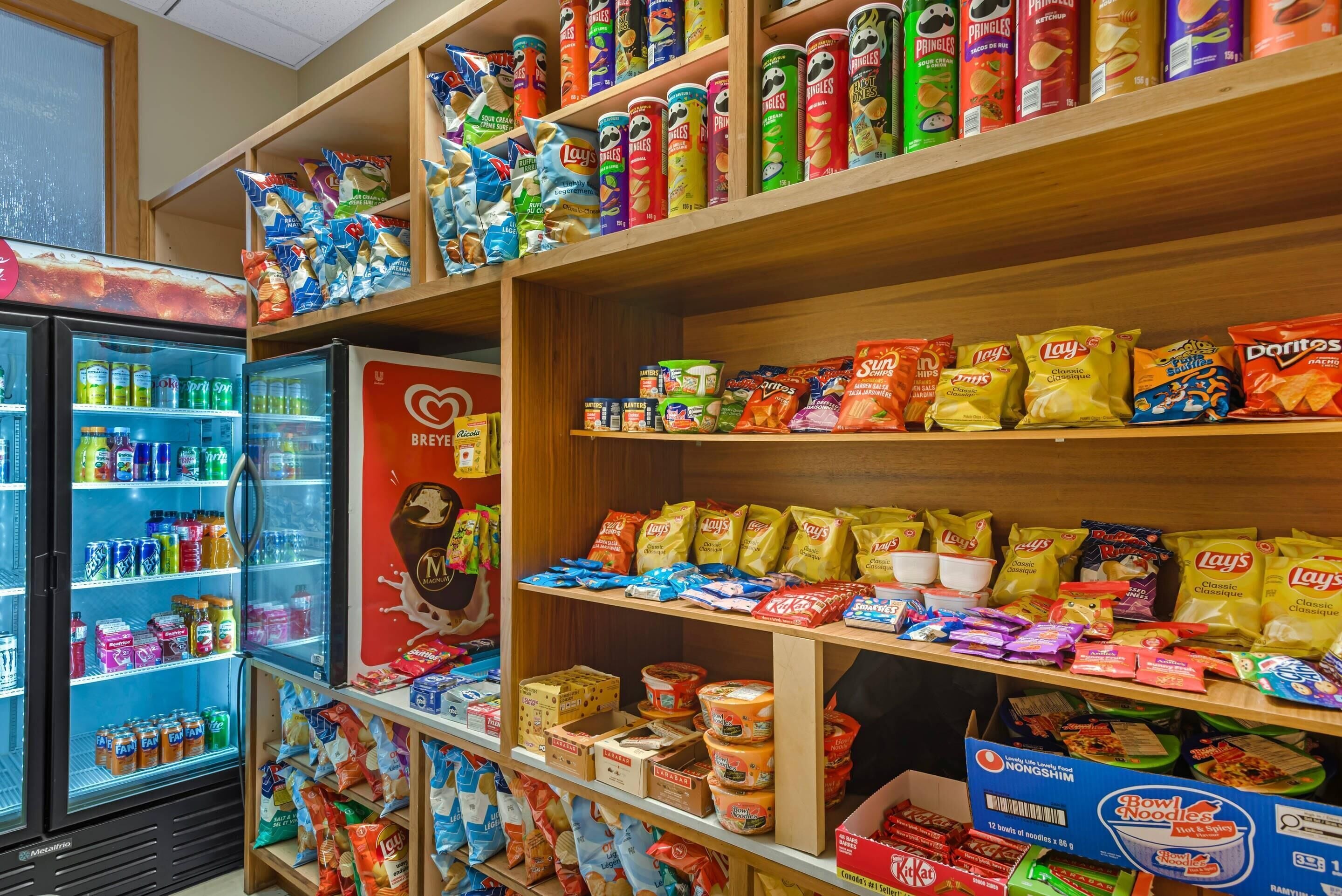 Una sección con diversos snacks, papas fritas y bebidas.
