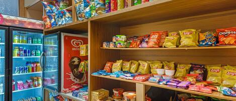 Una sección con diversos snacks, papas fritas y bebidas.