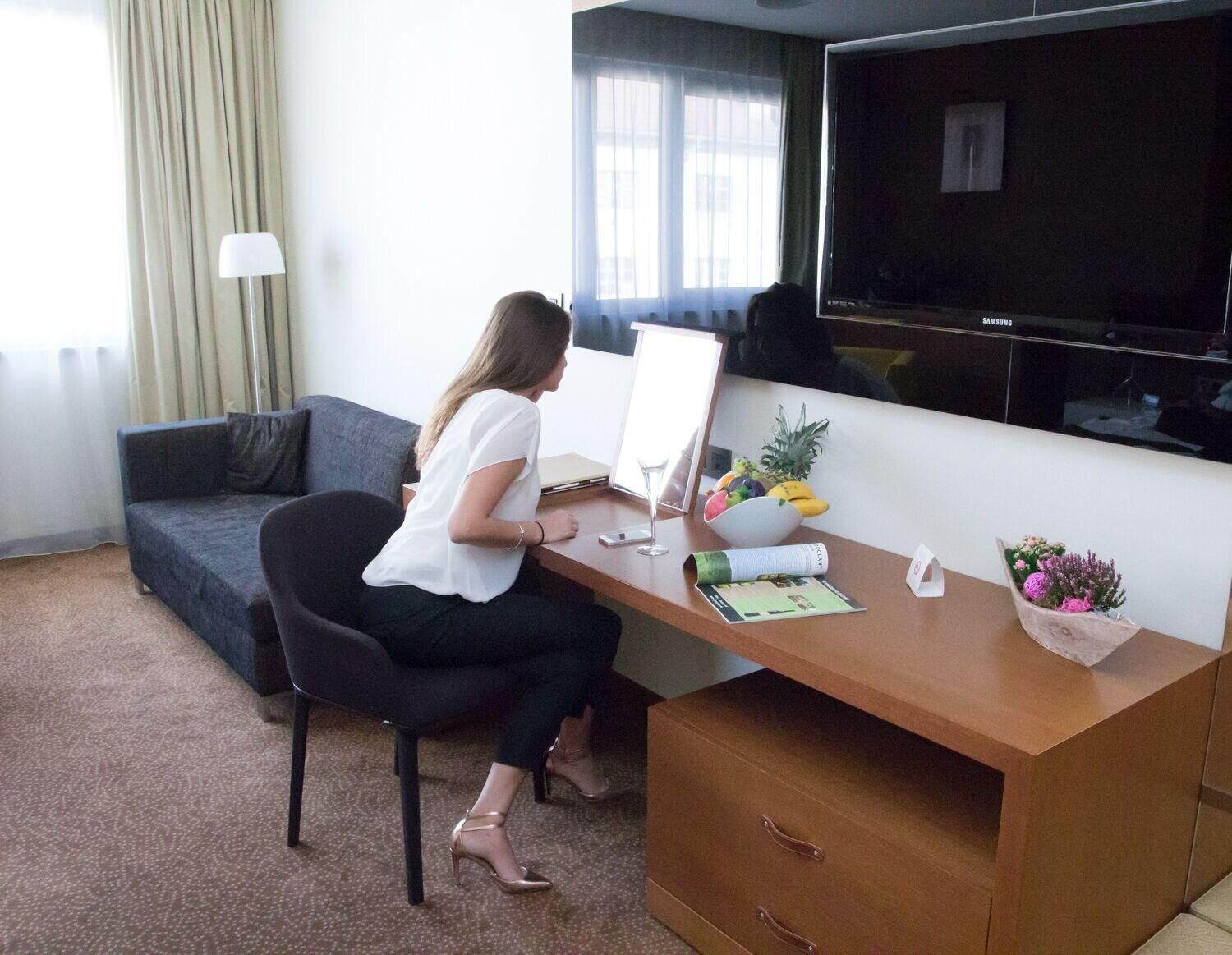 Minibar, coffres-forts dans les chambres, Internet, réveils