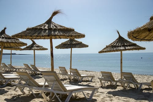 Am Strand, Liegestühle, Sonnenschirme, Strandtücher
