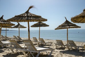 On the beach, sun-loungers, beach umbrellas, beach towels - Radisson Blu Resort & Thalasso, Hammamet (Hammamet)