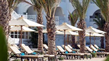 Piscine couverte, piscine extérieure, parasols de plage, chaises longues