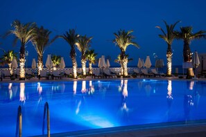 Indoor pool, outdoor pool, pool umbrellas, pool loungers - Radisson Blu Resort & Thalasso, Hammamet (Hammamet)