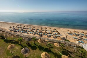 On the beach, sun-loungers, beach umbrellas, beach towels - Radisson Blu Resort & Thalasso, Hammamet (Hammamet)