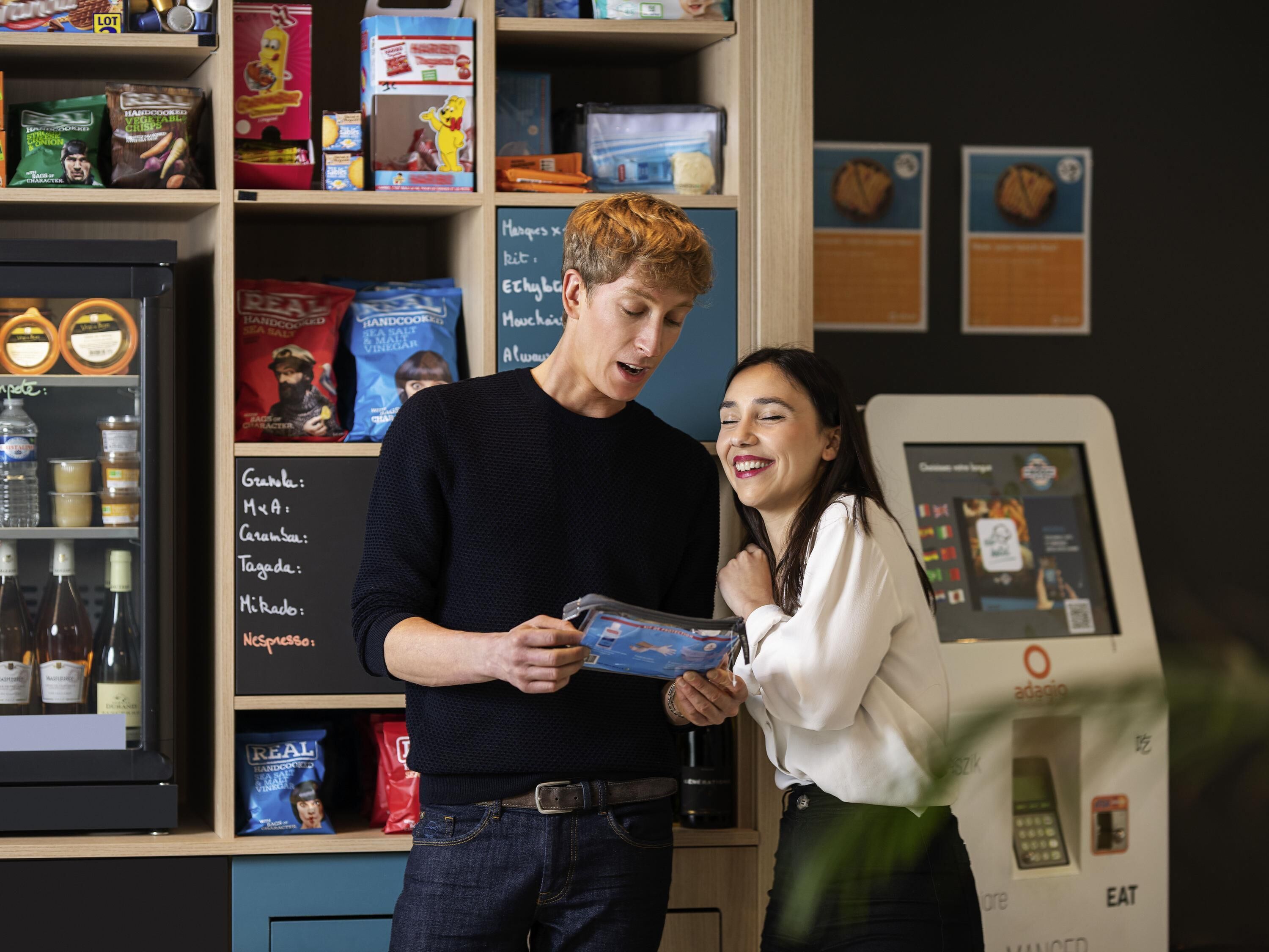 Een persoon houdt een menukaart vast in een restaurant, met een bord waarop gerechten staan zoals 'Granola', 'Cereal' en 'Nespresso'.