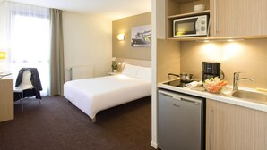 Estudio, 1 cama matrimonial | Escritorio, espacio para trabajar con laptop y cortinas blackout