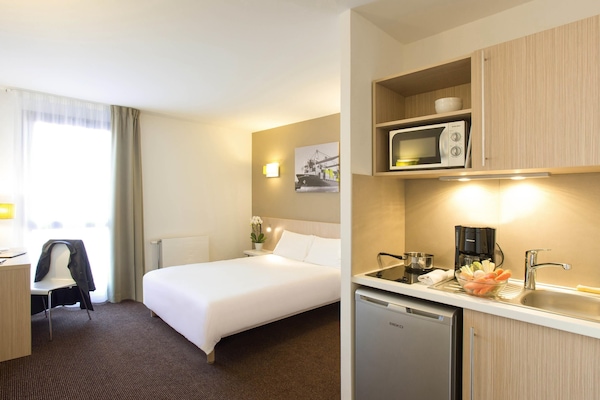 Studio, 1 Double Bed | Desk, laptop workspace, blackout drapes, soundproofing