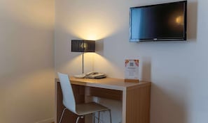 Muebles diferentes, escritorio y espacio para trabajar con laptop