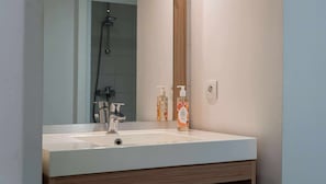 Ducha, artículos de tocador ecológicos, secador de pelo, jabón
