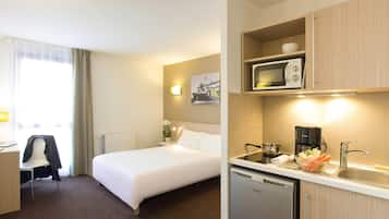 Studio, 1 Tempat Tidur Double | Dilengkapi dengan perabotan berbeda-beda dan meja kerja
