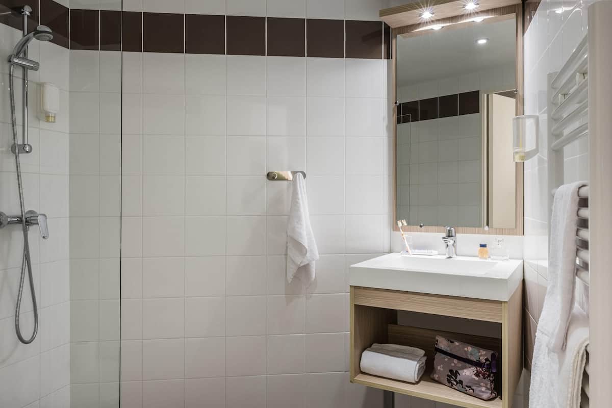 1 quarto, cofres nos quartos, escrivaninha, quartos à prova de som