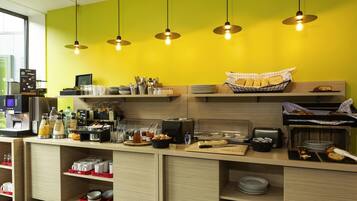 Petit déjeuner buffet (13 EUR par personne)