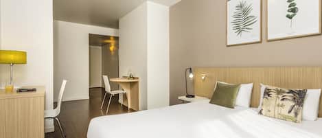 Studio, 1 lit double | Coffre-fort, bureau, systĂšme dâinsonorisation, accĂšs au Wi-Fi (inclus)