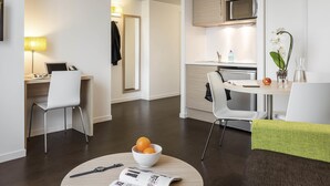 Leilighet, 1 soverom (4 people) | Safe på rommet, skrivebord, lydisolert og wi-fi (inkludert)