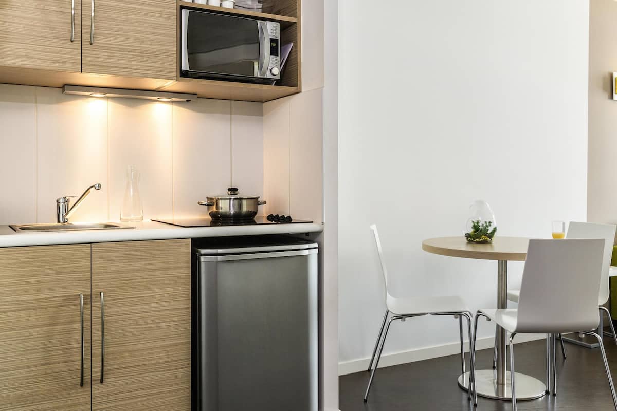 1 quarto, cofres nos quartos, escrivaninha, quartos à prova de som