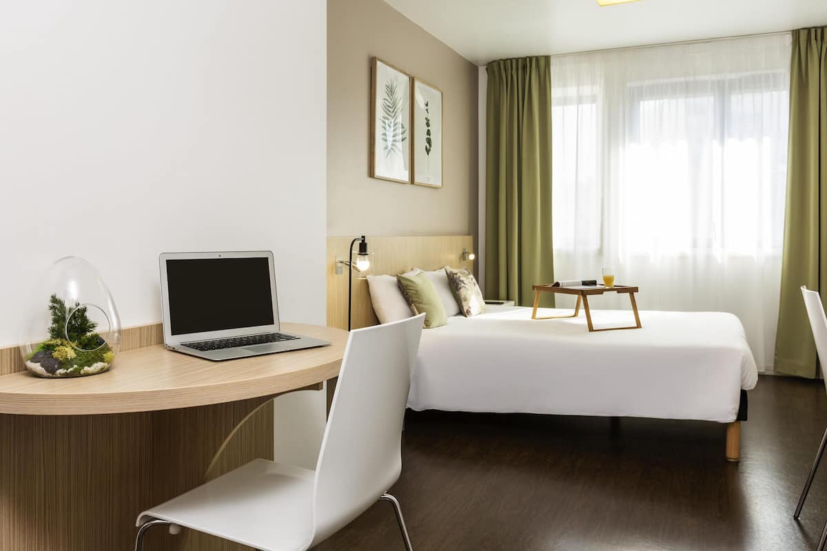 Estudio, 1 cama matrimonial | Caja de seguridad en la habitación, escritorio y insonorización