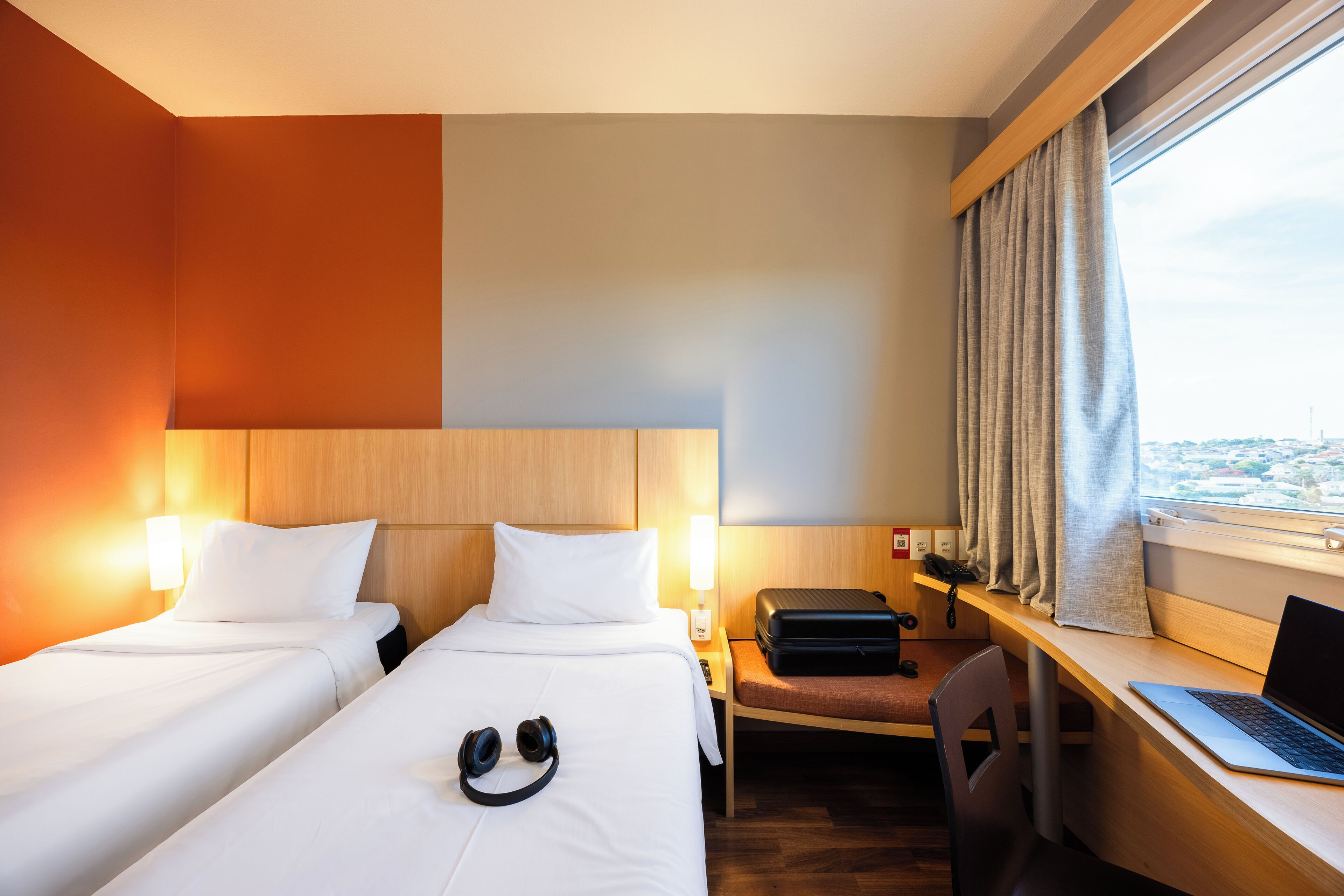 Quarto duplo standard, 2 camas de solteiro | Frigobar, quartos à prova de som, ferros/tábuas de passar roupa