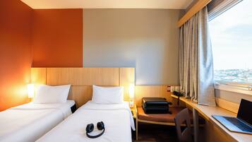 Quarto duplo standard, 2 camas de solteiro | Frigobar, quartos à prova de som, ferros/tábuas de passar roupa