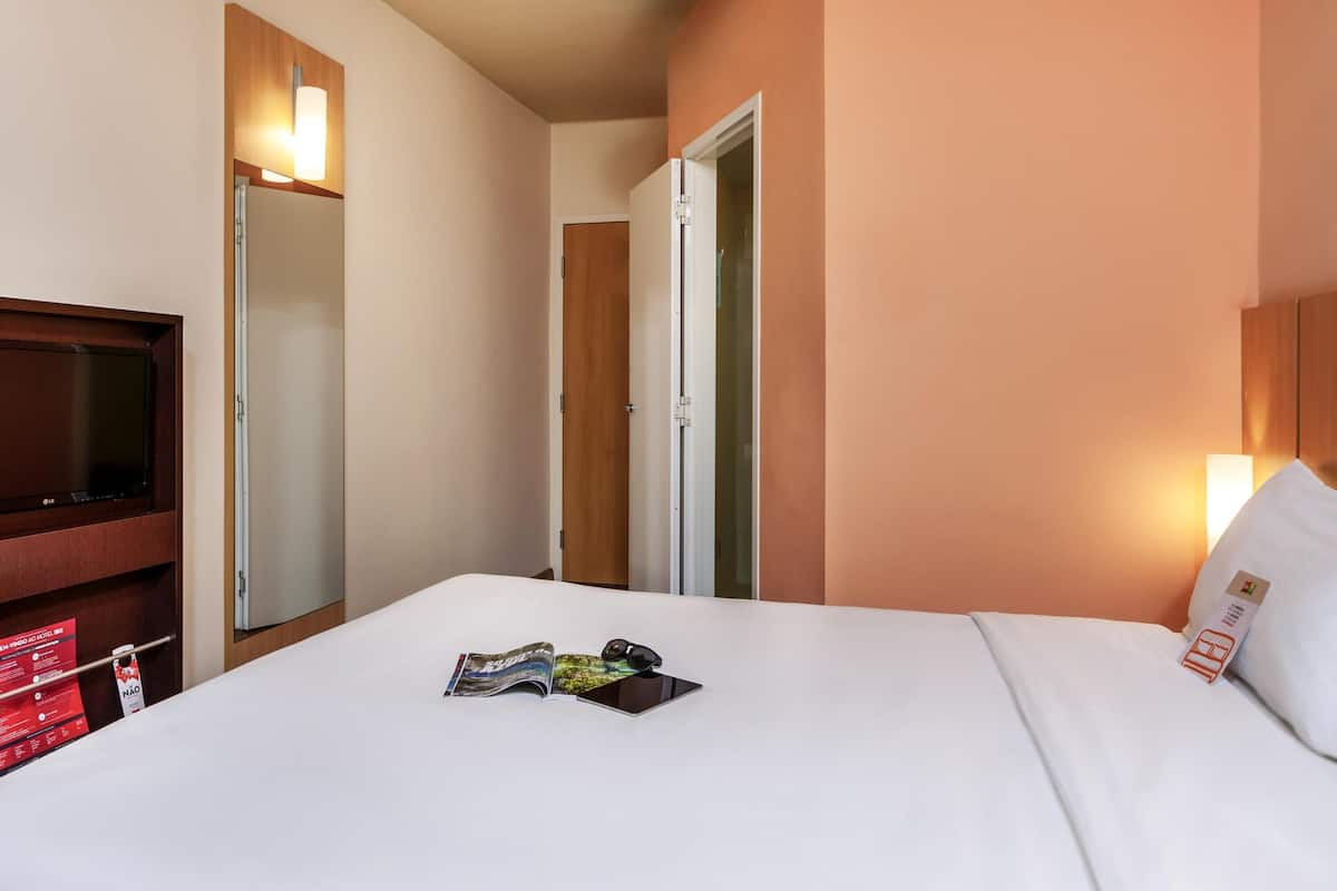 Standard Room, 1 Double Bed | Minibar, desk, soundproofing, iron/ironing board