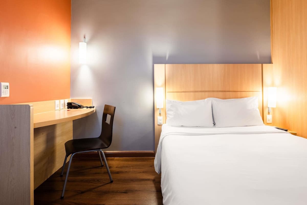 Chambre, 1 lit double, accessible aux personnes à mobilité réduite