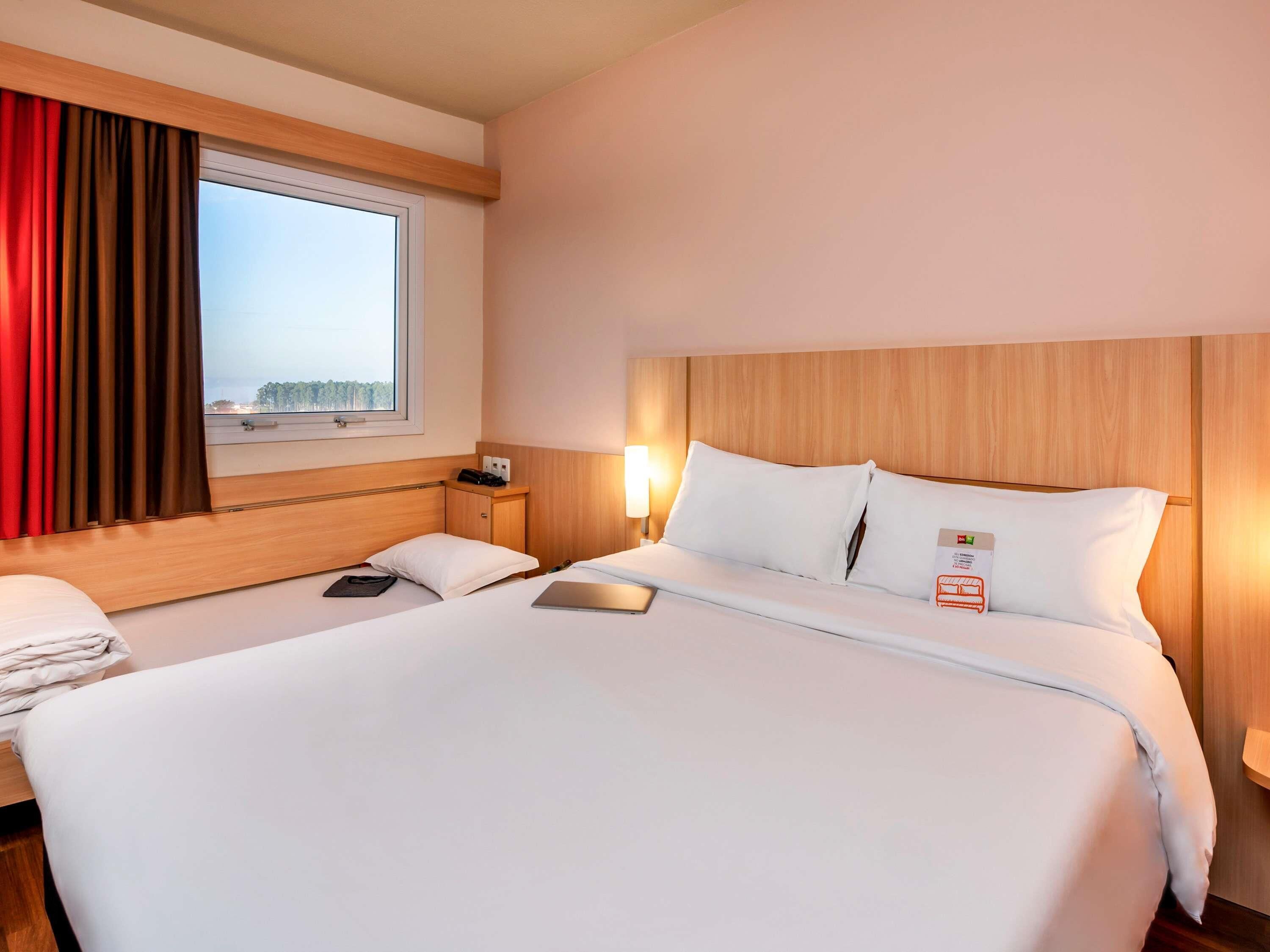 standard room, multiple beds | minibar, desk, soundproofing, iron/ironing board