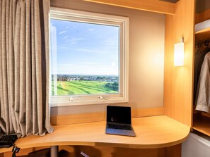 Minibar, sistema de insonorización y tabla de planchar con plancha
