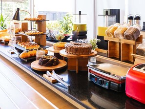 Tägliches Frühstücksbuffet gegen Gebühr