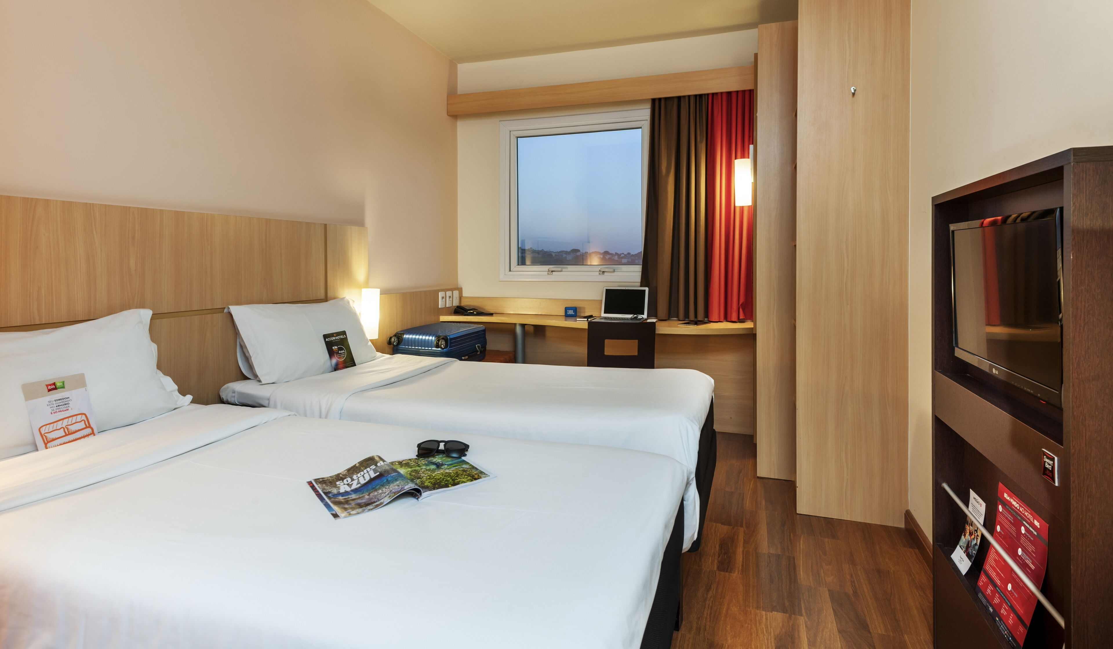 standard twin room, 2 single beds | minibar, desk, soundproofing, iron/ironing board