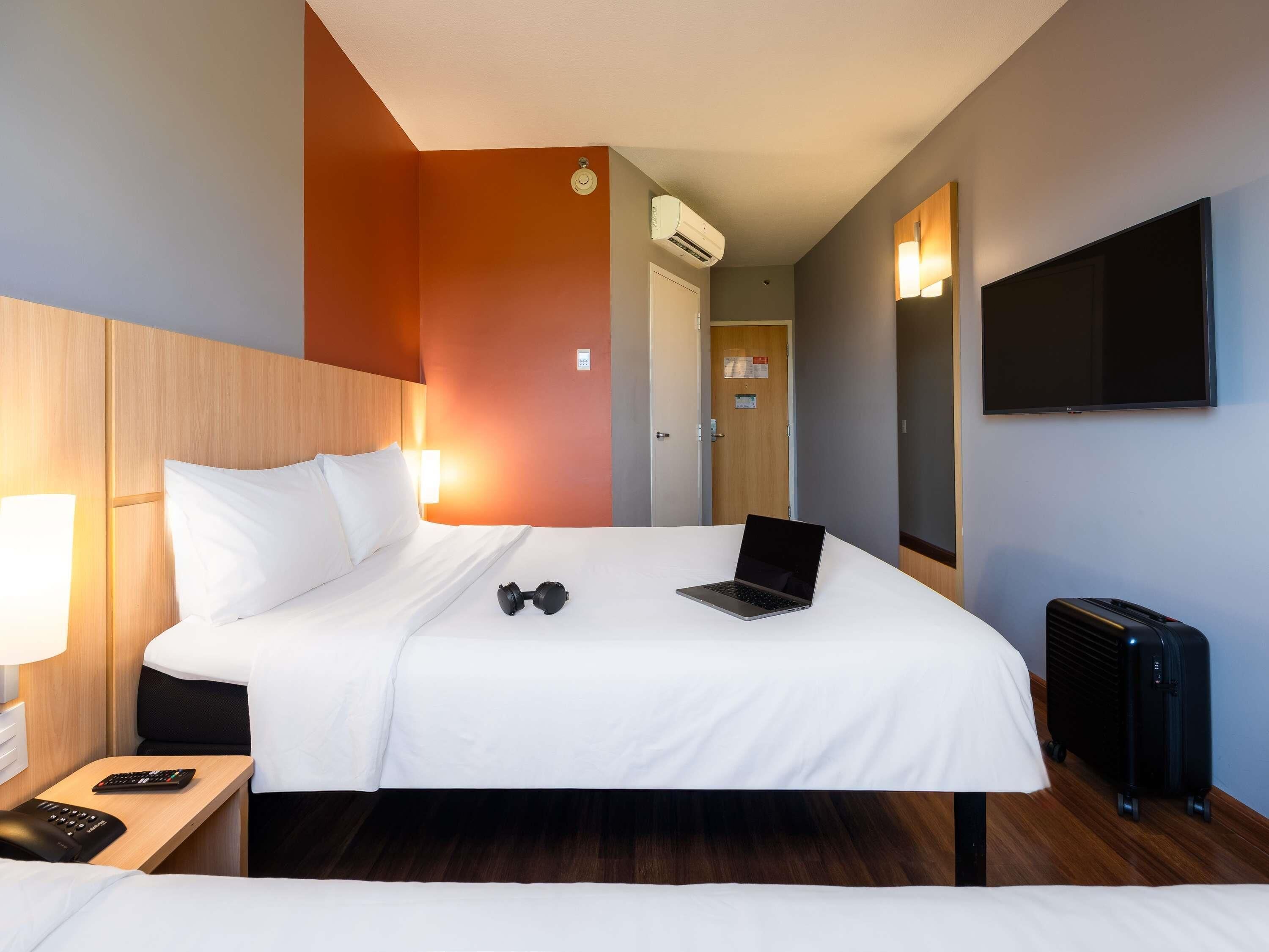 Minibar, escritorio y sistema de insonorización 