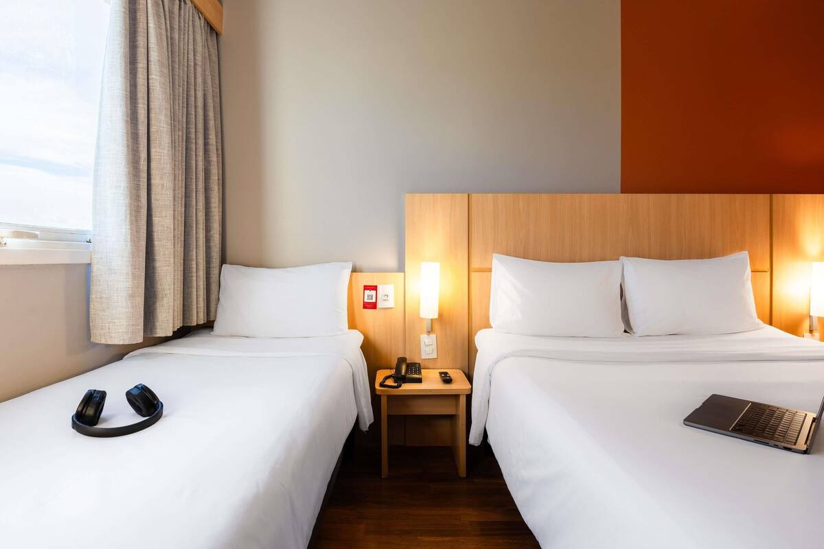 アパートメント (Triple), (1 Double and 1 Single Bed) | ミニバー、防音設備、アイロン / アイロン台、WiFi (無料)
