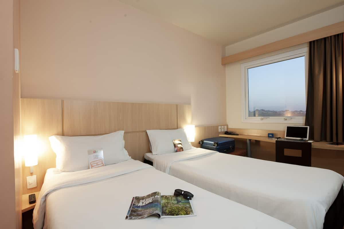 standard twin room, 2 single beds | minibar, desk, soundproofing, iron/ironing board